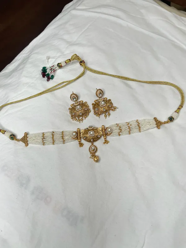 Off-White_Gold-Toned_Alloy_Kundan_Pearl_Choker_Necklace_Set_For_Women