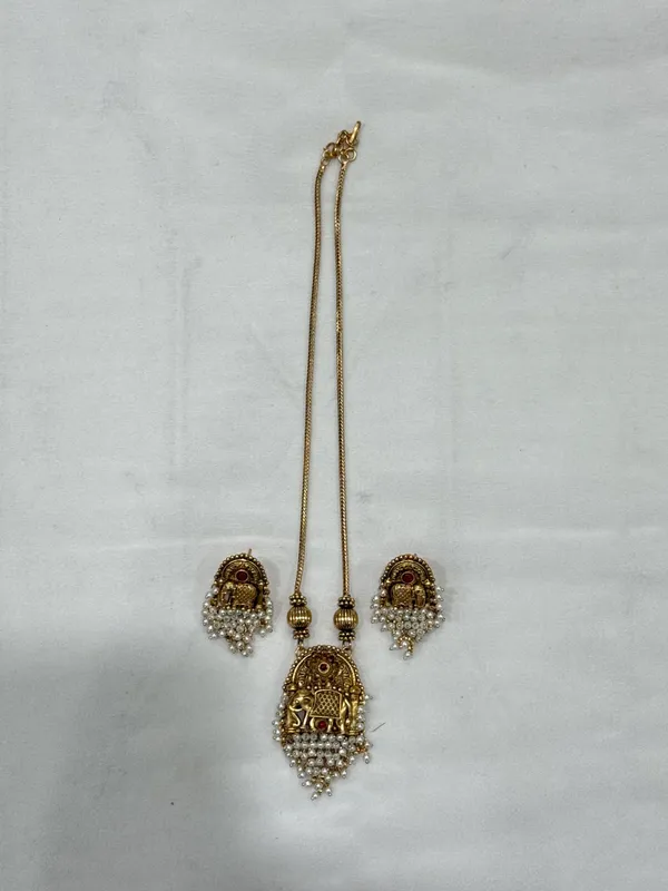 Antique_Gold-Toned_Pendant_Necklace_Set_With_Pearl_Danglers_For_Women