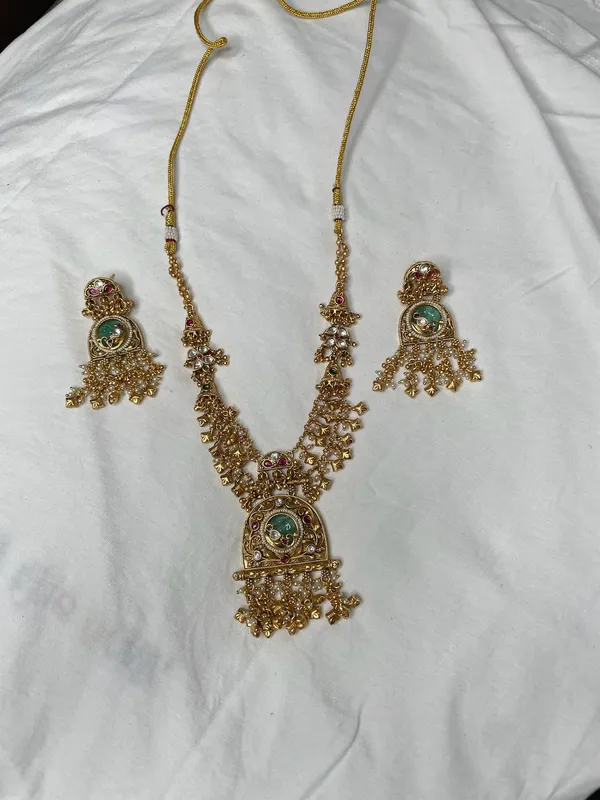 Antique_Gold_Copper_Alloy_Kundan_Green_Pink_Stone_Necklace_Set_For_Women