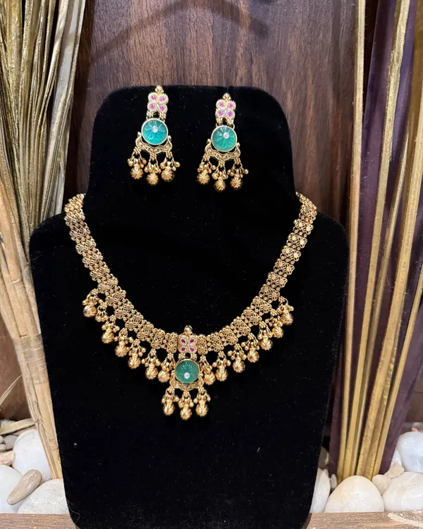 Antique_Gold_Green_Stone_Traditional_Necklace_Set_For_Women