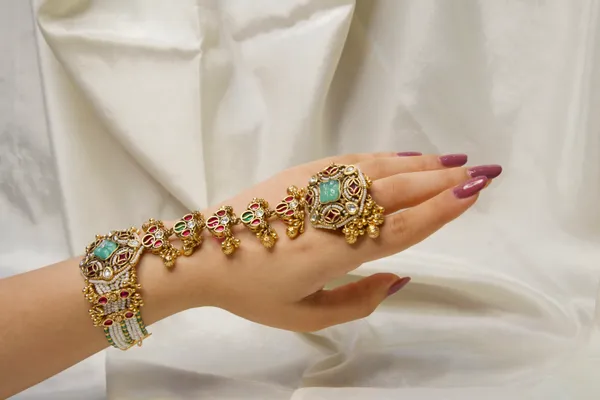 Multicolor_Alloy_Kundan_Green_Stone_Bridal_Hathphool_For_Women