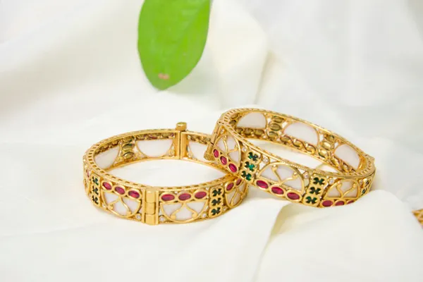 Gold-Toned_Alloy_Kundan_Multicolor_Stone_Bangle_Set_For_Women
