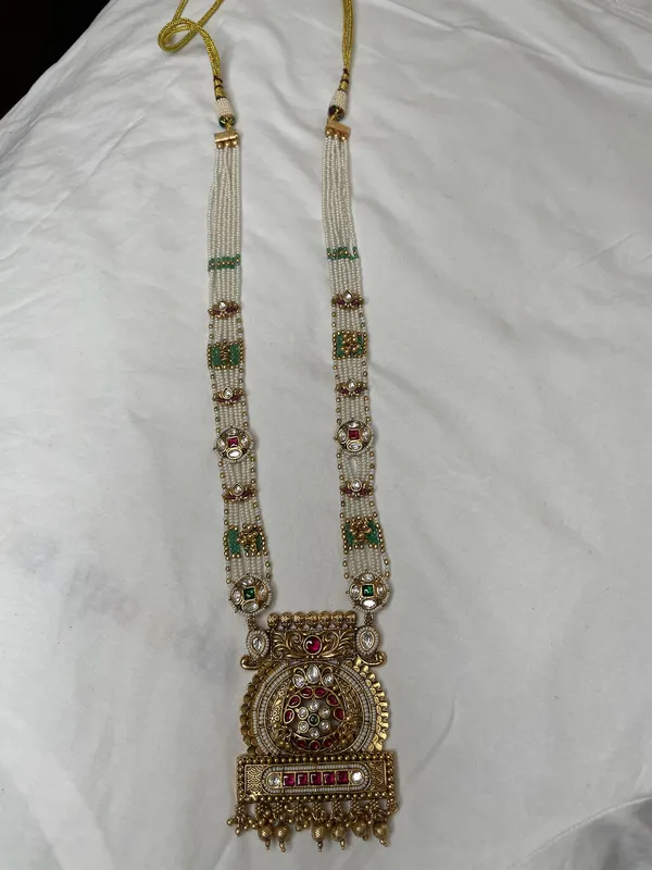 Gold-Toned_Alloy_Kundan_Pearl_Mala_Necklace_Set_With_Jhumka_For_Women