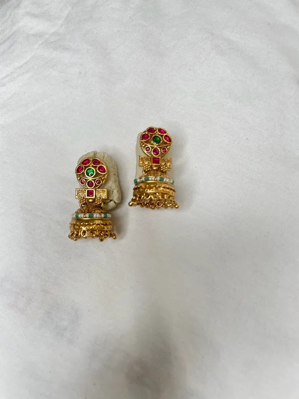 Gold-Toned_Alloy_Kundan_Pearl_Mala_Necklace_Set_With_Jhumka_For_Women