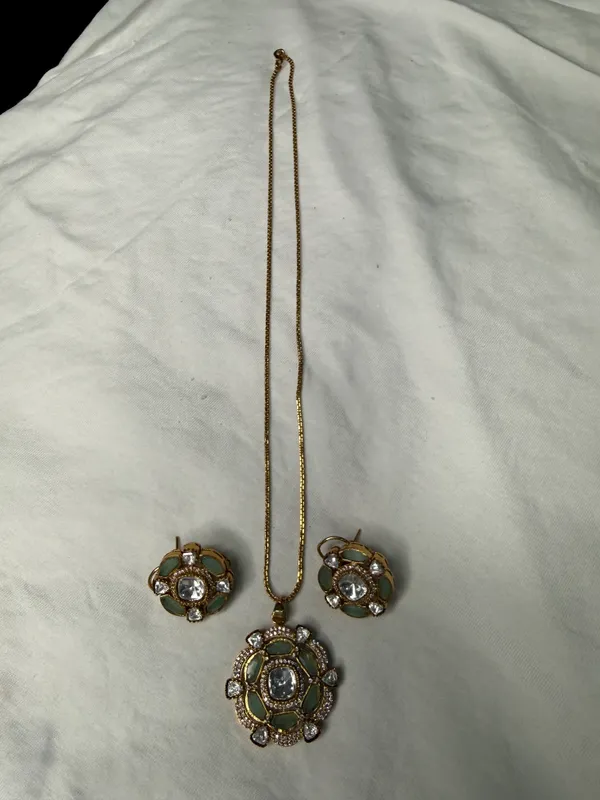Green_Gold-Tone_Floral_Pendant_Necklace_Set_For_Women
