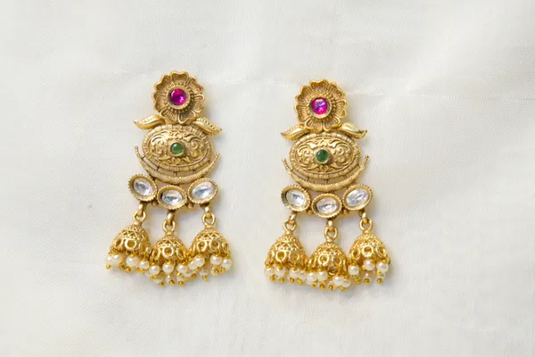 Gold-Toned_Copper_Alloy_Kundan_Pearl_Accent_Jhumka_Earrings_For_Women
