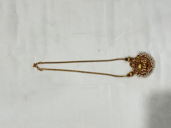 Antique_Gold_Pearl-Studded_Pendant_Necklace_Set_With_Earrings_For_Women