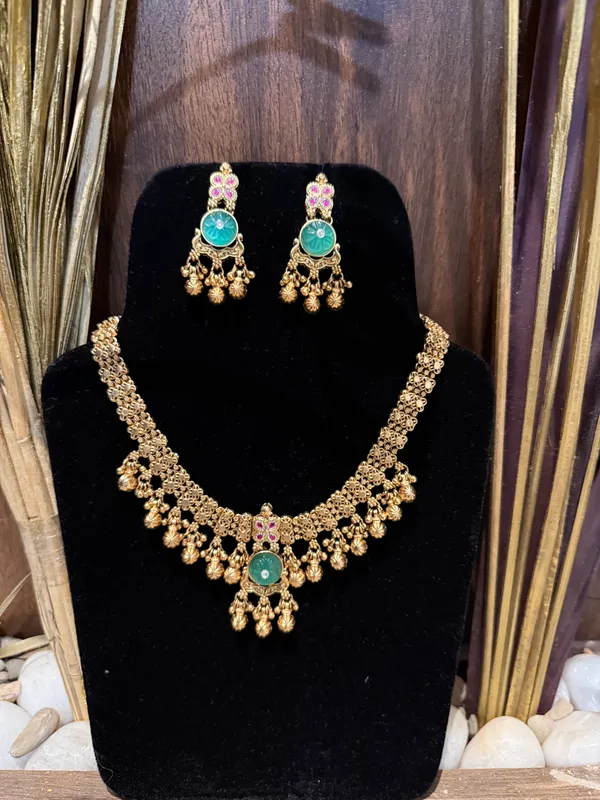 Antique_Gold_Green_Stone_Traditional_Pendant_Necklace_Set_For_Women
