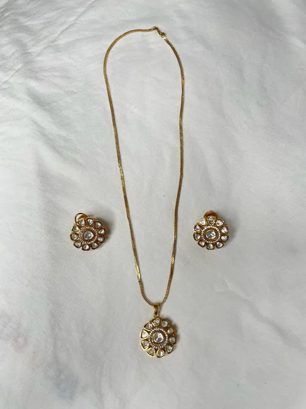 White_Gold-Toned_Floral_Kundan_Necklace_And_Earrings_Set_For_Women