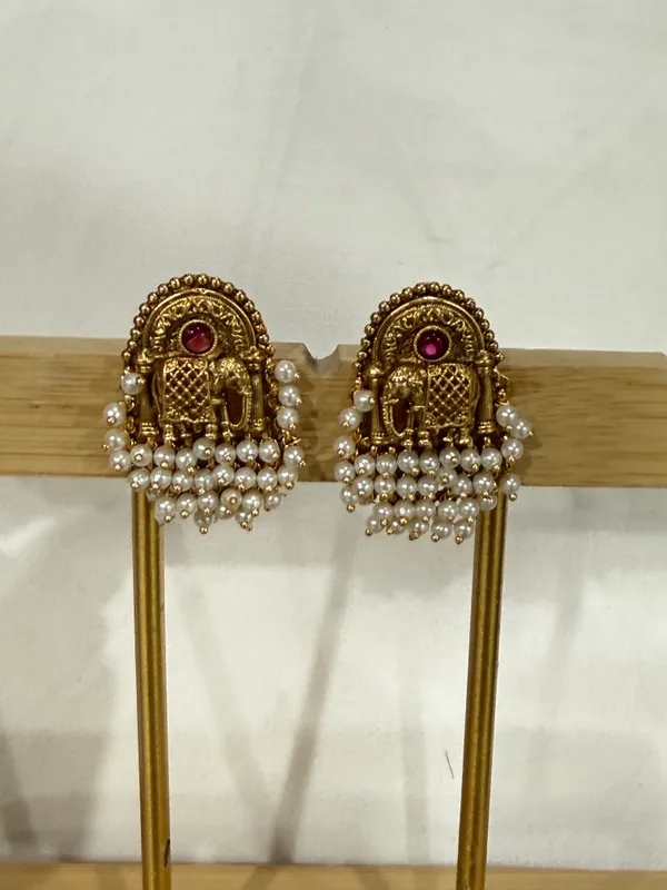 Antique_Gold-Toned_Pendant_Necklace_Set_With_Pearl_Danglers_For_Women
