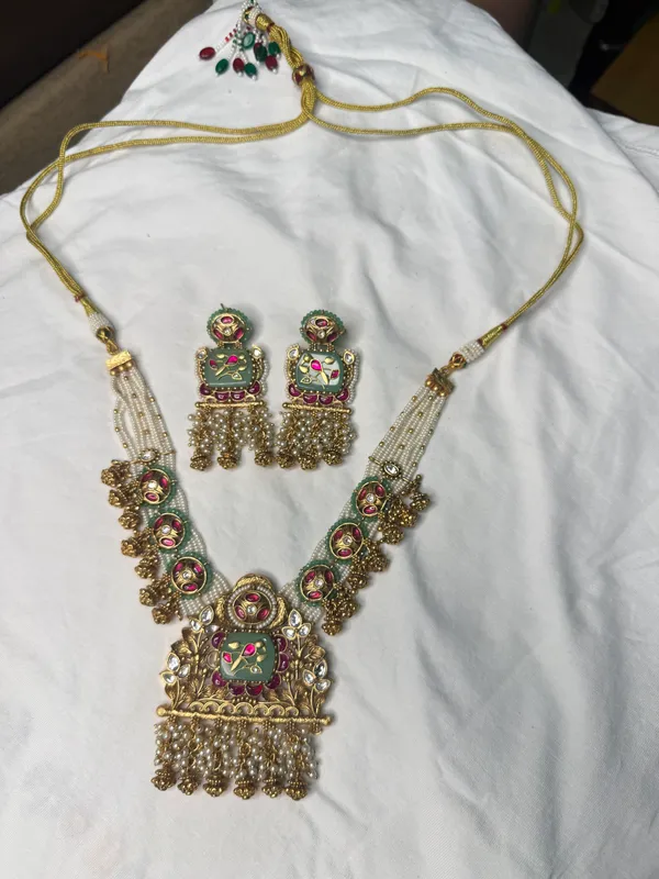 Antique_Gold_Kundan_Meenakari_Mint_Green_Necklace_Set_For_Women