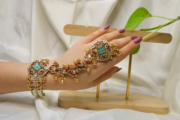 Multicolor_Alloy_Kundan_Green_Stone_Bridal_Hathphool_For_Women