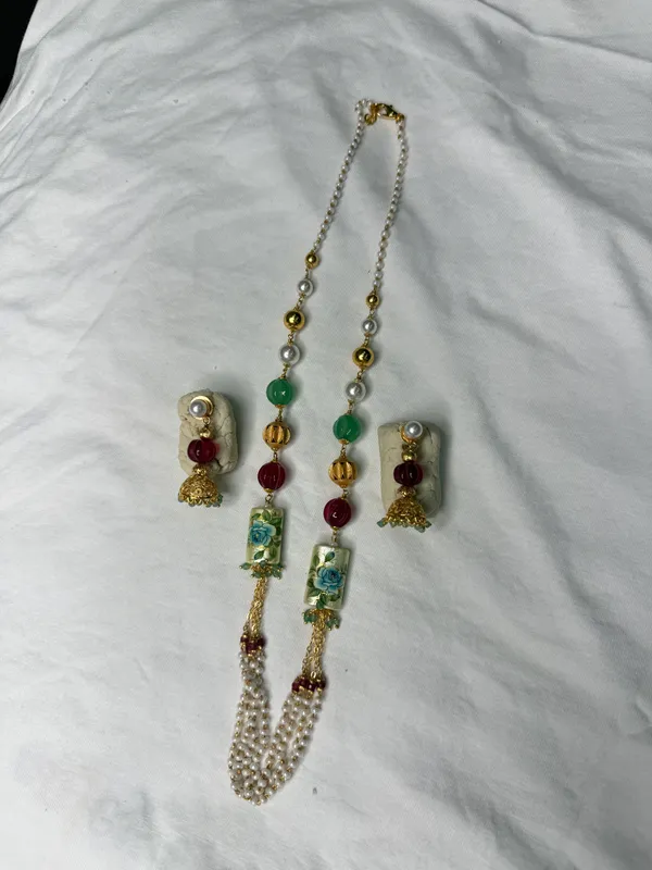 Multicolor_Gold-Toned_Alloy_Pearl_Gemstone_Tassel_Necklace_For_Women