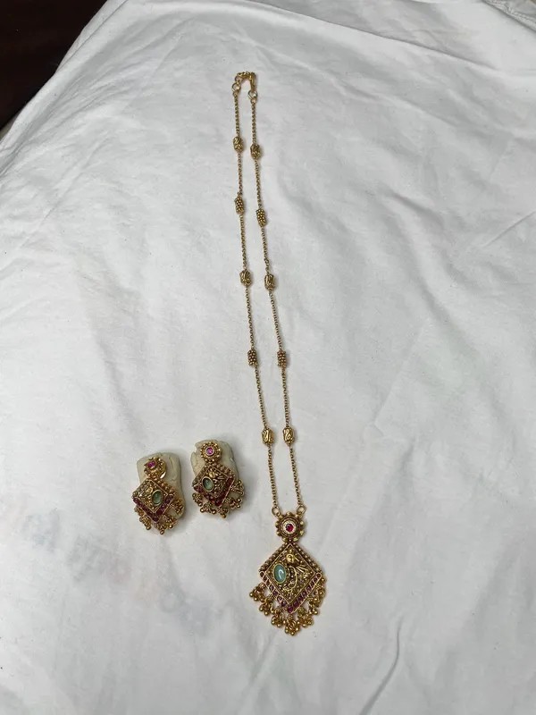 Multicolor_Antique_Gold_Kundan_Pendant_Necklace_Set_For_Women