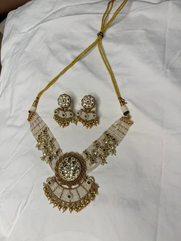 Gold-Toned_Kundan_Off-White_Beaded_Necklace_Set_For_Women