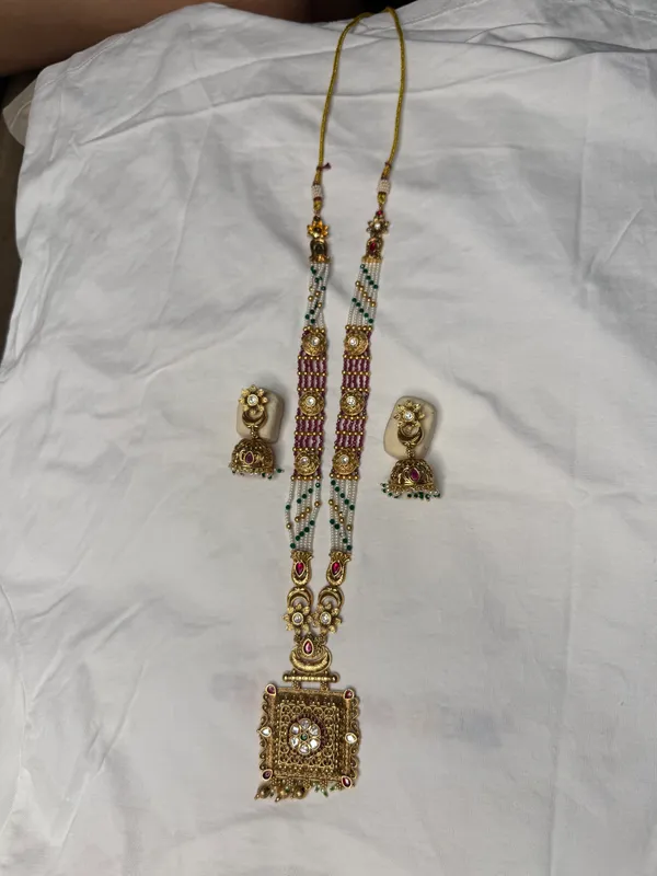 Multicolor_Antique_Gold-Toned_Kundan_Necklace_Set_With_Jhumka_Earrings_For_Women