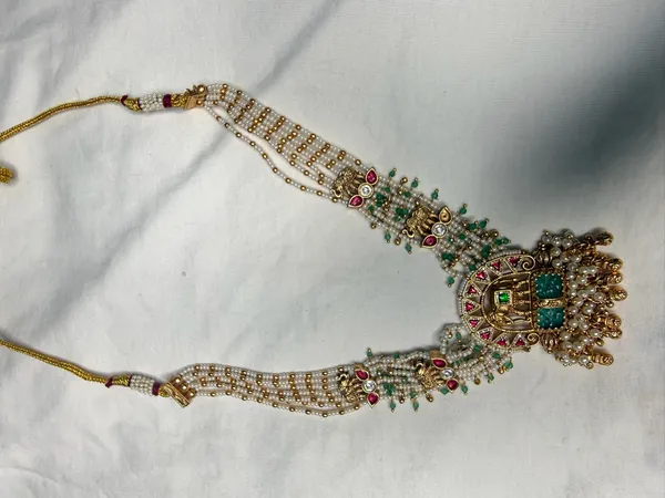 Multicolor_Antique_Gold_Kundan_Pearl_Necklace_Set_With_Jhumka_For_Women