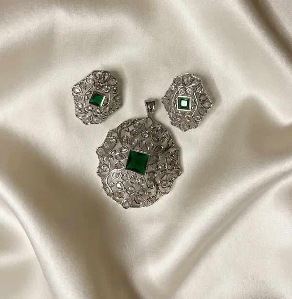 Silver-Toned_Emerald_Green_Crystal_Pendant_And_Earrings_Set_For_Women