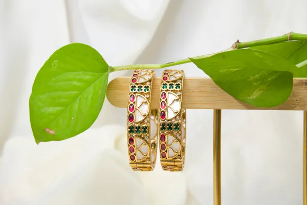 Gold-Toned_Alloy_Kundan_Multicolor_Stone_Bangle_Set_For_Women
