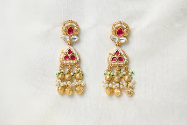 Gold-Toned_Copper_Alloy_Kundan_Ruby_Pearl_Drop_Jhumka_Earrings_For_Women