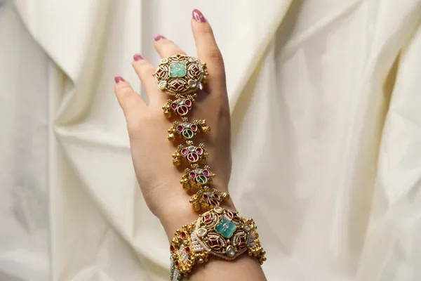 Multicolor_Alloy_Kundan_Green_Stone_Bridal_Hathphool_For_Women