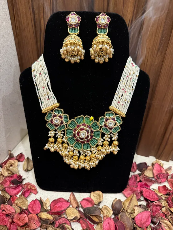 Antique_Gold-Toned_Copper_Alloy_Kundan_Floral_Necklace_Set_For_Women