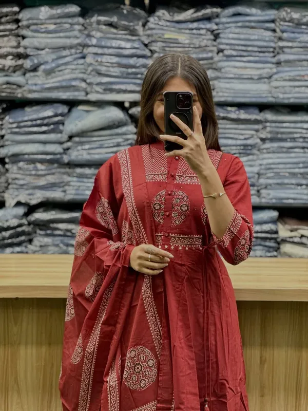 Elegant_Red_Printed_Kurti_Set_With_Dupatta_For_Women