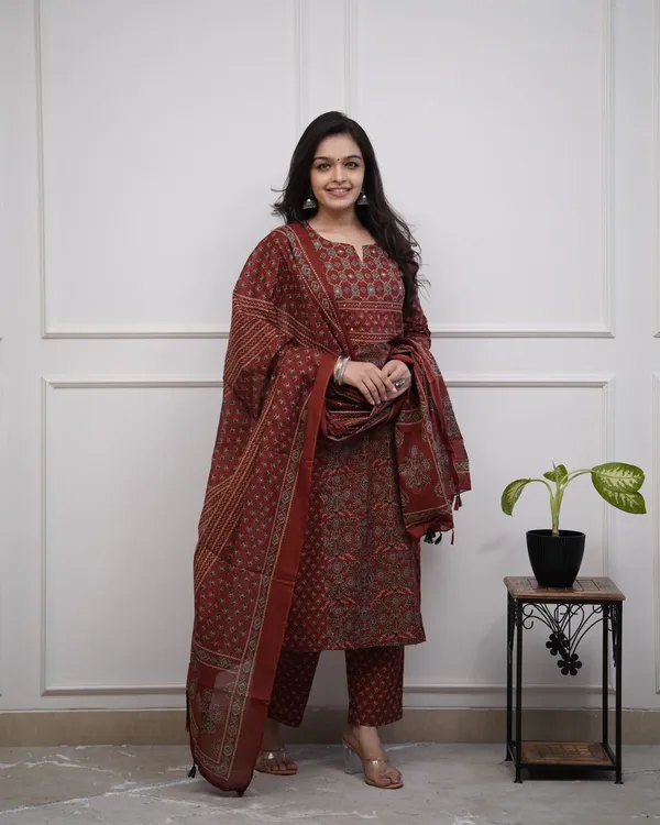 Maroon_Elegant_Printed_Cotton_Salwar_Suit_Set_With_Dupatta