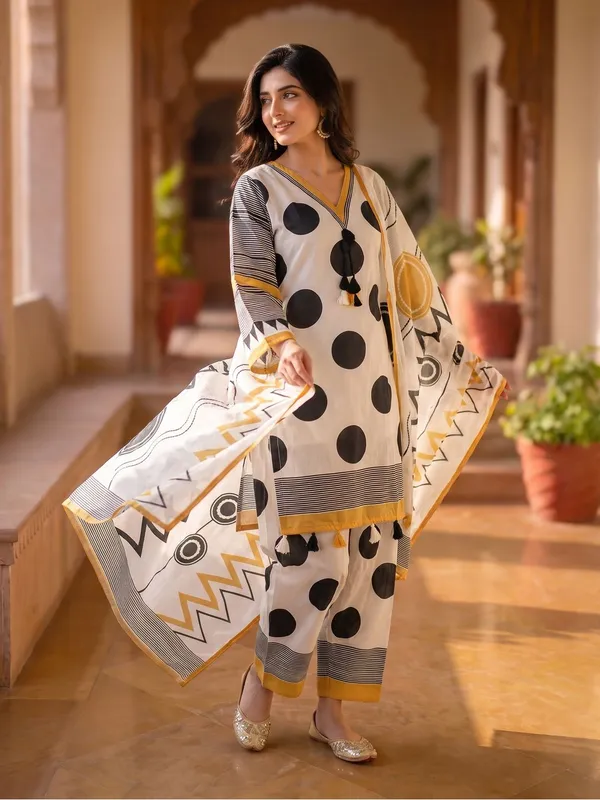 Muslin_V-Neck_Printed_Suit_Set_with_Dupatta