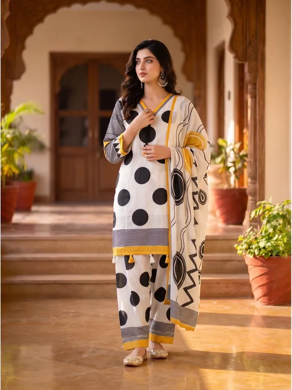 Muslin_V-Neck_Printed_Suit_Set_with_Dupatta