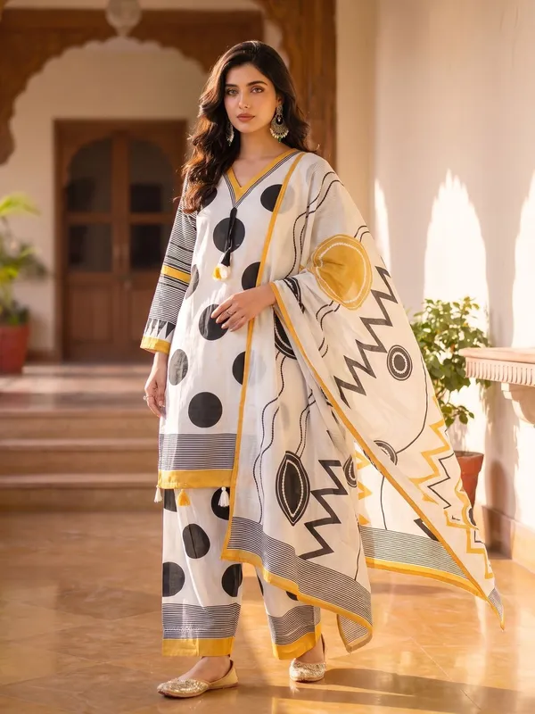Muslin_V-Neck_Printed_Suit_Set_with_Dupatta