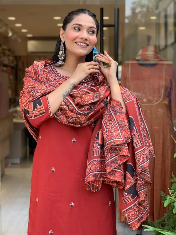 Red_Handcrafted_Kurta_Set_With_Traditional_Printed_Dupatta