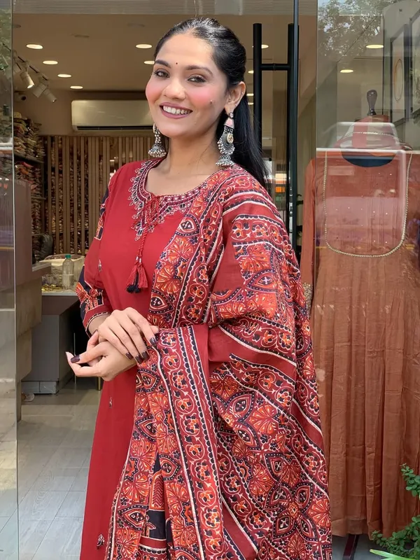 Red_Handcrafted_Kurta_Set_With_Traditional_Printed_Dupatta