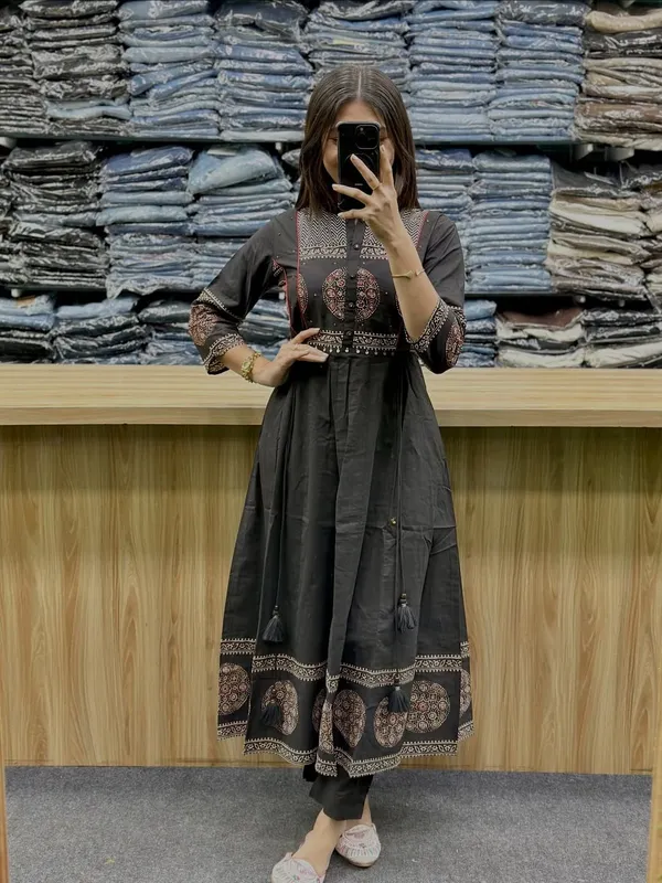Elegant_Black_Printed_Kurti_Set_With_Dupatta_For_Women
