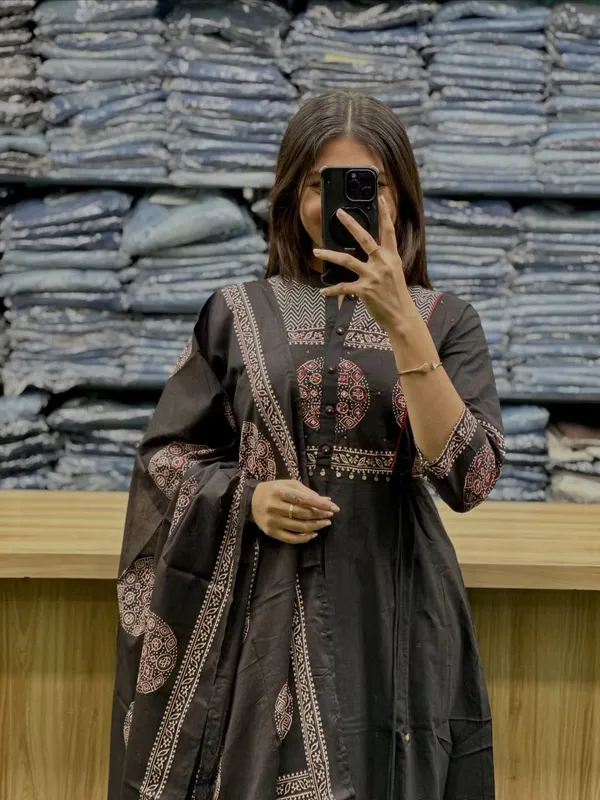 Elegant_Black_Printed_Kurti_Set_With_Dupatta_For_Women