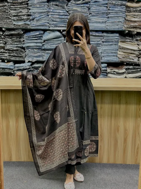 Elegant_Black_Printed_Kurti_Set_With_Dupatta_For_Women