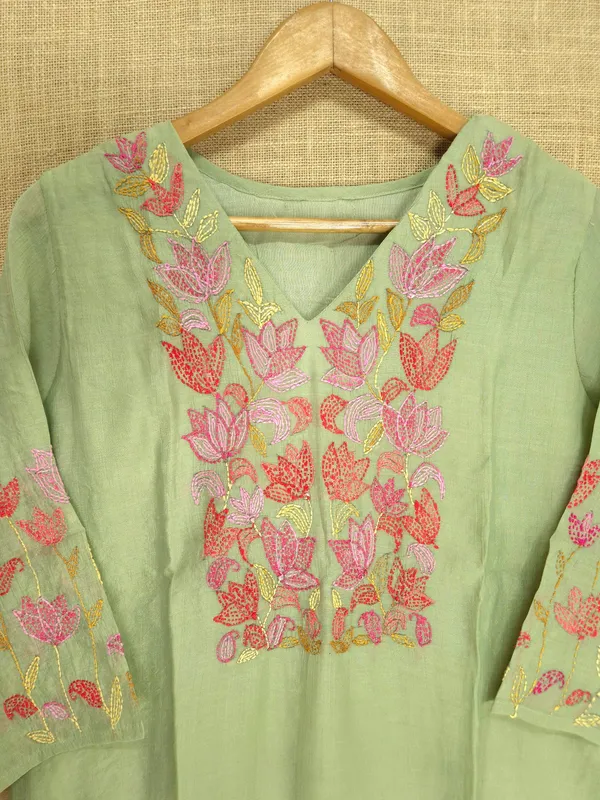 Pastal_Green_Mul_Chanderi__Kurta_Set_With_Dupatta_(3_Piece)_For_Women