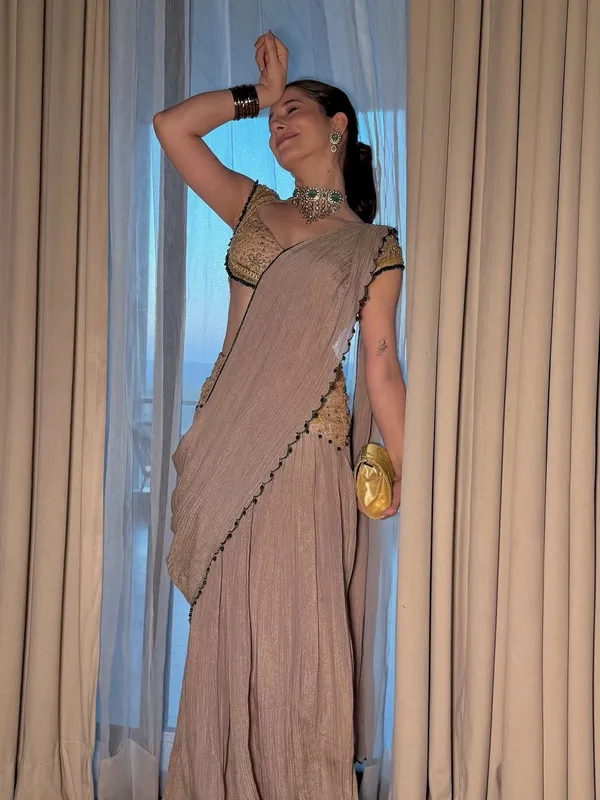 Elegant_Gold-Toned_Embellished_Saree_With_Embroidered_Blouse