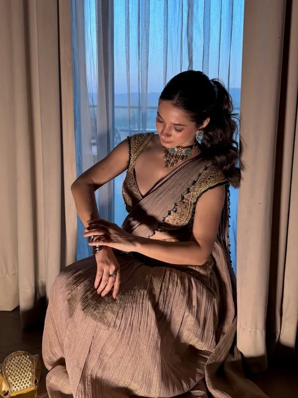 Elegant_Gold-Toned_Embellished_Saree_With_Embroidered_Blouse