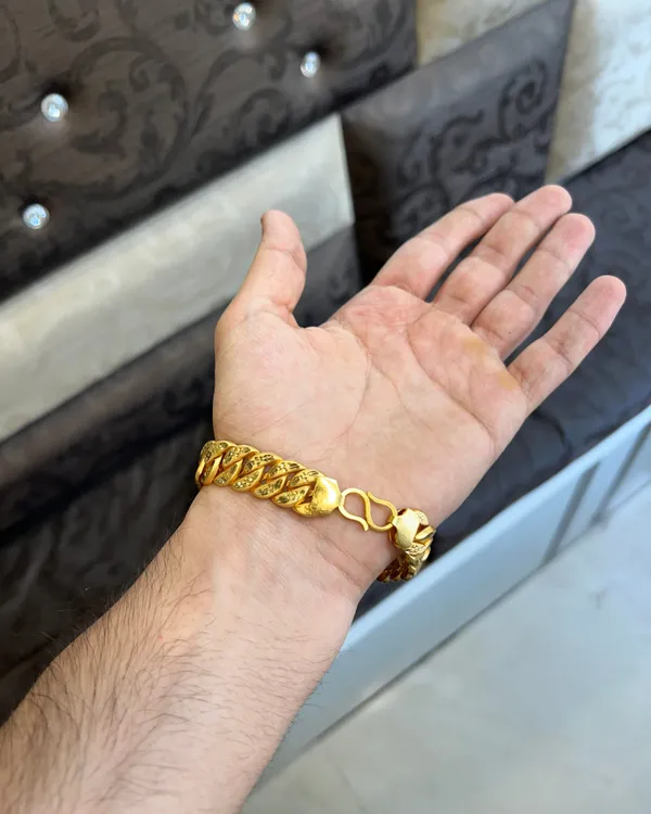 Golden_Alloy_And_Gold_Plated_Premium_Bracelet_For_Men