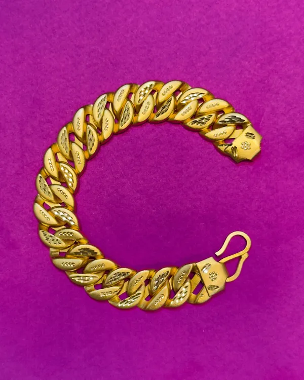 Golden_Alloy_And_Gold_Plated_Premium_Bracelet_For_Men