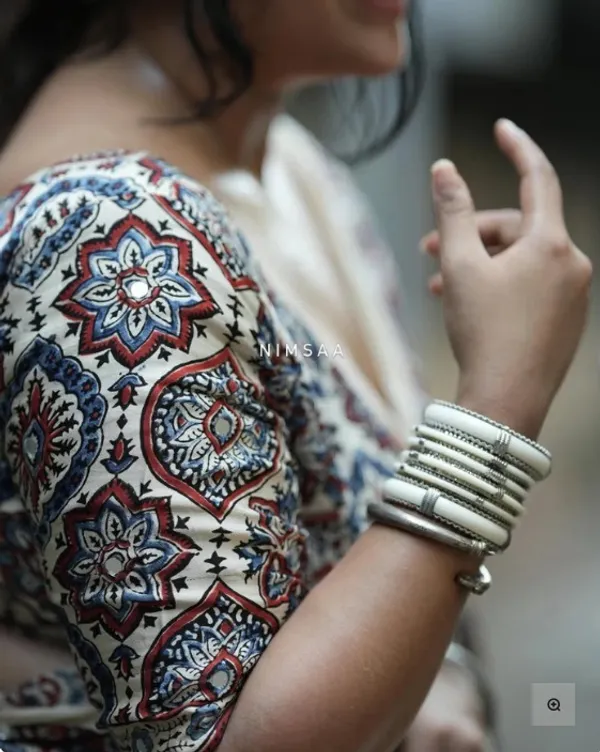 Ivory_Modal_Silk_Ajrakh_Printed_Saree_with_Floral_Motifs,_Heritage_Border_&_Tassel_Detailing_