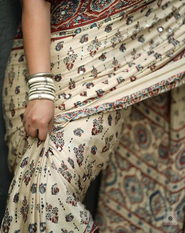 Ivory_Modal_Silk_Ajrakh_Printed_Saree_with_Floral_Motifs,_Heritage_Border_&_Tassel_Detailing_