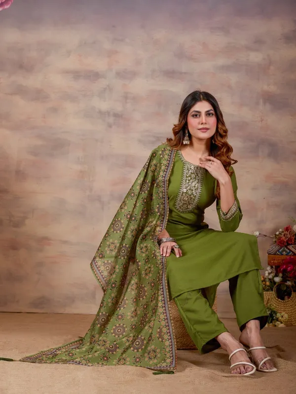 Women_Ethnic_Embroidered_Thread_Work_Kurta_with_Trousers_&_Dupatta