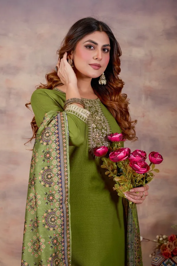Women_Ethnic_Embroidered_Thread_Work_Kurta_with_Trousers_&_Dupatta