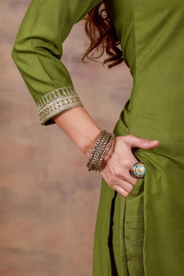Women_Ethnic_Embroidered_Thread_Work_Kurta_with_Trousers_&_Dupatta