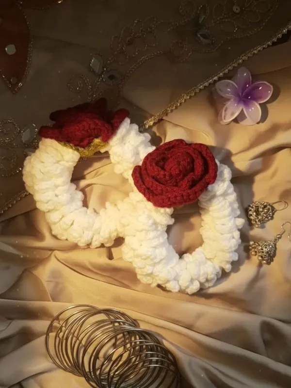 Handcrafted_Floral_Heart_Wreath_with_Red_Rose_-_White_gajra_set_of_2