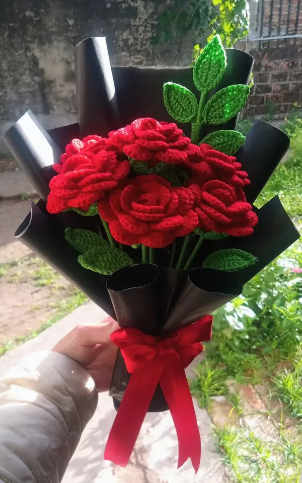 Handcrafted_Crochet_Rose_Bouquet_with_Black_Wrapping