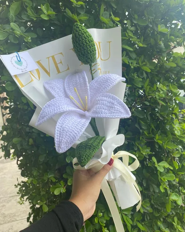 Handcrafted_Crochet_Lily_Flower_Bouquet_with_Customized_Card_(add_in_desp)