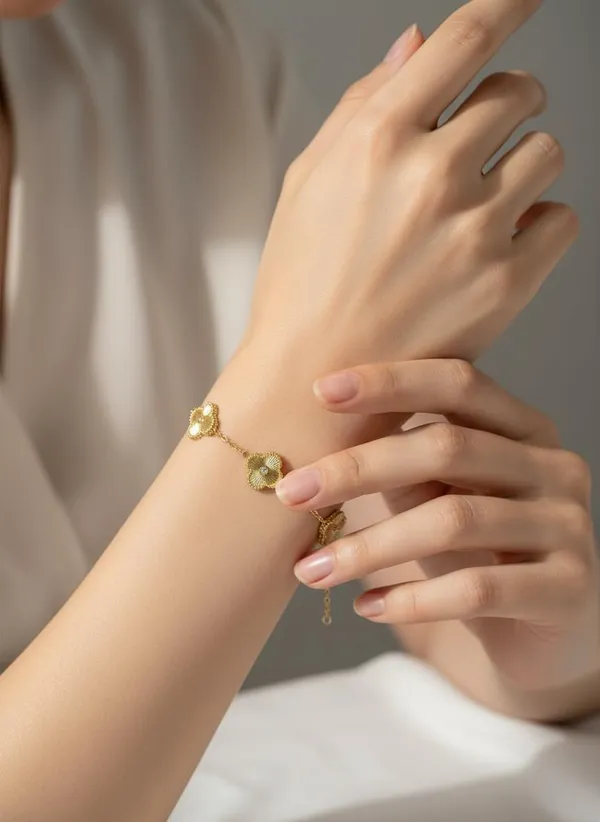 Clover_Gold_Color_Adjustable_Bracelet_-_Golden